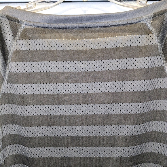 Nike Dri Fit Women's Small Gray Striped Mesh Perforated Long Sleeve Top Workout - Picture 12 of 12